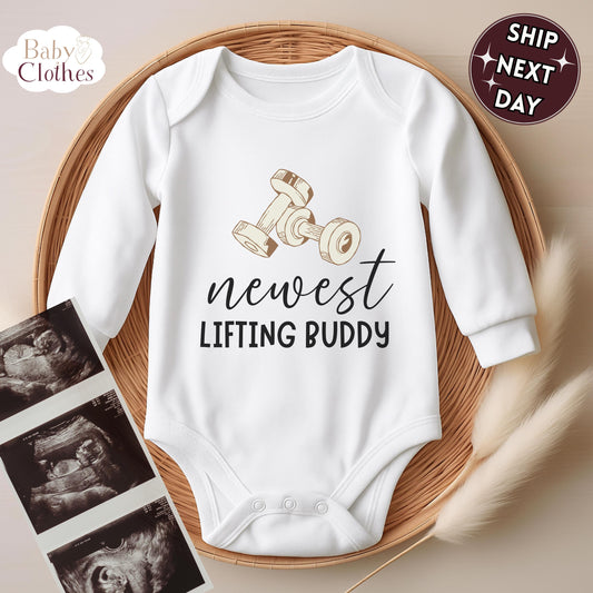 newest lifting buddy baby bodysuit, cute lifting baby outfit, baby announcement, newborn baby gift, daddys lifting partner onesie®