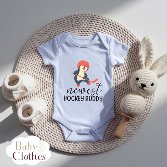 newest hockey buddy baby bodysuit, cute hockey baby outfit, baby announcement, newborn baby gift, daddys hockey partner onesie®